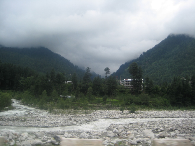 Beautiful Manali with the tempestuous River Beas. But before we could pay our respects to Beas, we had to greet River Thirtan. More about her in the next post.